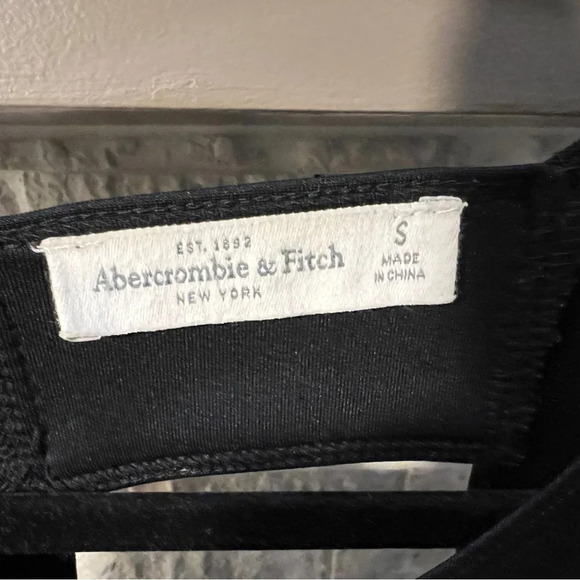 Abercrombie Little Black Dress with Cutout in back, size Small Preowned - Picture 7 of 7